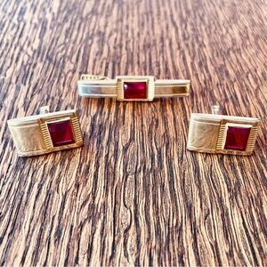 Anson Vintage Gold Tone Fuchsia Lucite Inset Tie Bar Cufflink Set Mid-Century